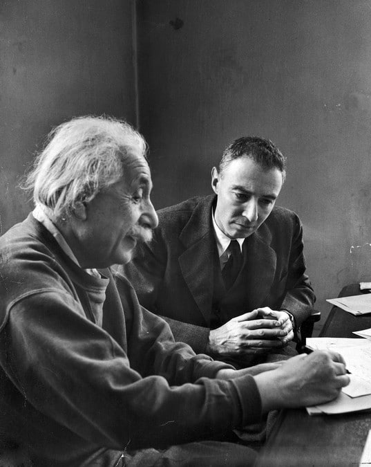 Oppenheimer ve Einstein